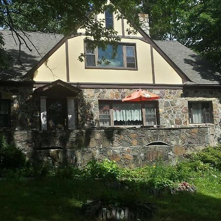 Maurrocks - A Pocono Mountains B&B Маунт-Поконо Экстерьер фото